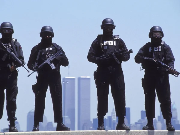 fbi-agents-in-front-of fbi-agents-in-front-of